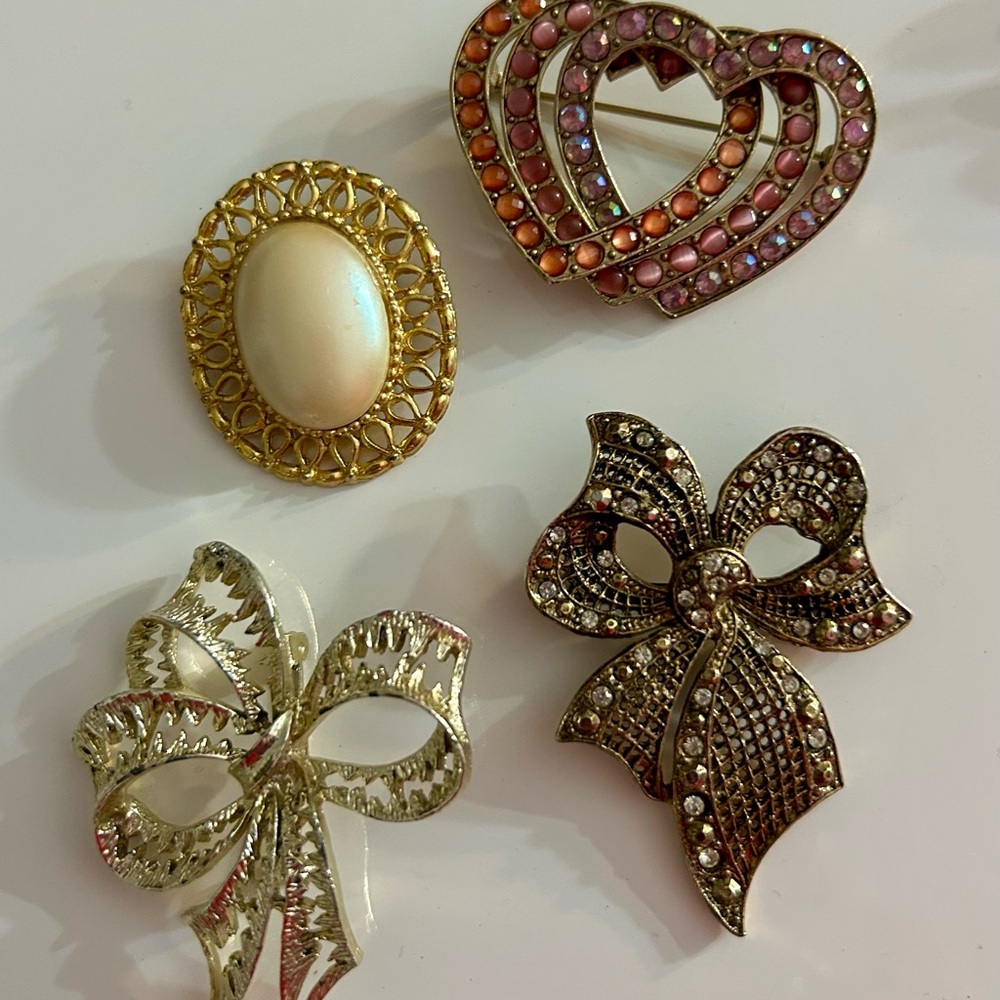 Set of 4 vintage brooches amazing condition